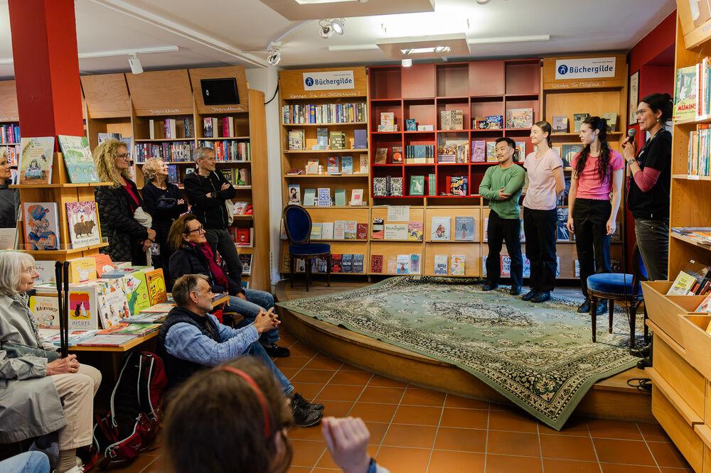 TANZ DAHOAM in der Buchhandlung Dombrowsky
