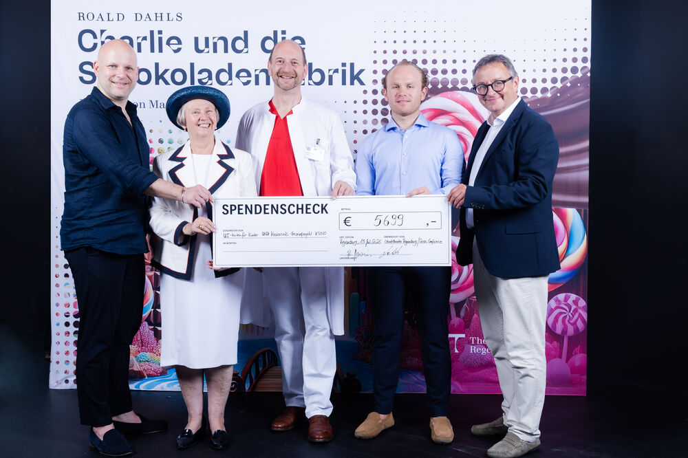 Staatsintendant Sebastian Ritschel, Ursula Michalke, Vorstandsvorsitzende Theaterfreunde Regensburg e. V., Prof. Dr. Stephan Gerling, Leiter der Kinderkardiologie und Sportmedizin an der Klinik St. Hedwig, Josef Làla, Seidl Confiserie, sowie Rainer Heneis, Kaufmännischer Vorstand vom Staatstheater Regensburg