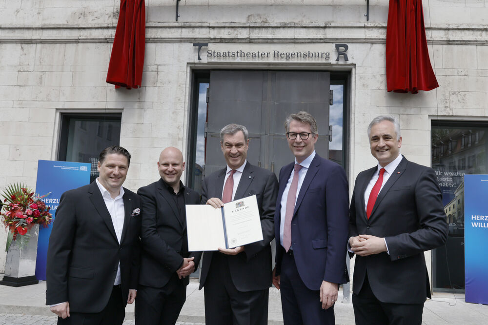Dr. Matthias Schloderer (Kaufmännischer Vorstand), Sebastian Ritschel (Intendant), Dr. Markus Söder, MdL (Bayerischer Ministerpräsident), Markus Blume, MdL (Bayerischer Staatsminister für Wissenschaft und Kunst) und Dr. Thomas Burger, Oberbürgermeister der Stadt Regensburg