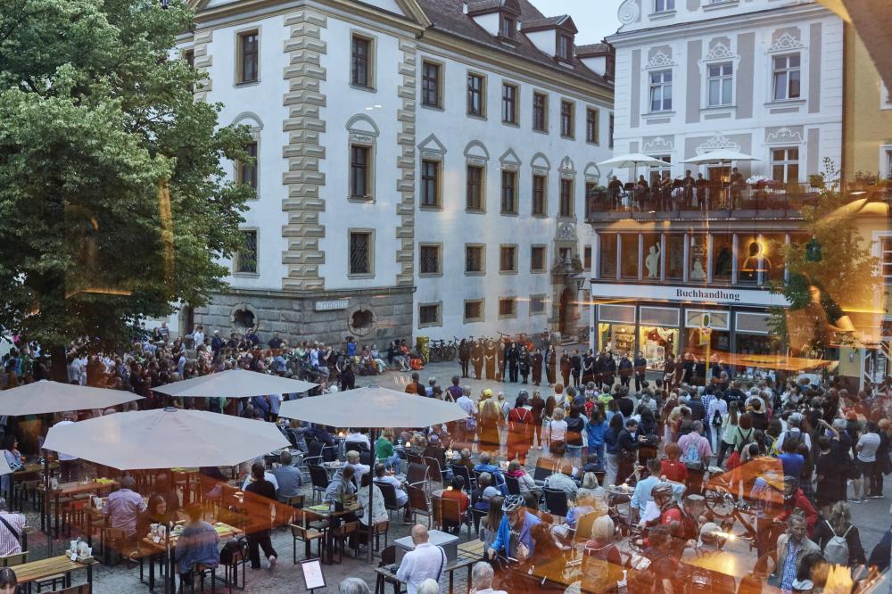 Großes Finale am Kohlenmarkt mit dem Opernchor und Mitgliedern des Philharmonischen Orchester